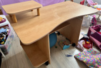 lesena pisalna miza v barvi bukve