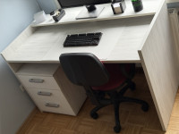 Mladinska soba - pisalna miza, pisarniški stol in omara