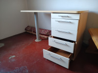 moderna in praktična pisalna miza