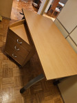 Pisalna miza in predalnik