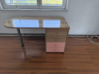 Pisalna miza s predali