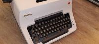 pisalni stroj znamke Olympia