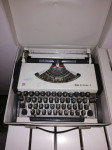Pisalni tipkarski stroj