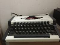 Prodam pisalni stroj star 40 let, lepo ohranjen.