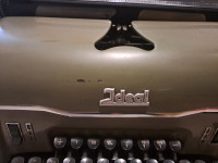 Starinski pisalni stroj Ideal