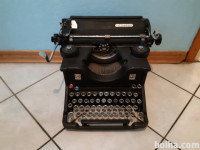 Starinski pisalni stroj Olivetti M40