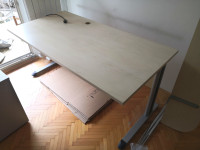 Pisalna miza s predalnikom