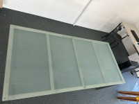 pisarniška steklena miza