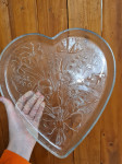 Masiven, steklen pladenj v obliki srca