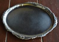 Pladenj, kovinski z dekorativnim robom, 30 x 24,5 cm