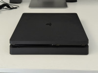 PlayStation 4 slim 1t + 2 igri