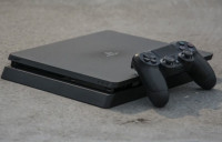 PS4 Slim 1tb, dva kontrolerja, igrici, rabljeno a dobro ohranjeno