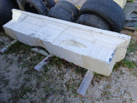 Kamnit klesan portal, obok