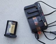 Canon OEM polnilnik LC-E4N za 1DX Baterija Canon LP-E4N V delujočem st