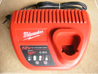 Polnilec baterij Milwaukee 12V