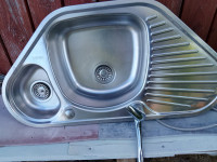 Kotno pomivalno korito s pipo