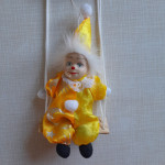 Porcelanast klovn na gugalnici - 32,5 cm