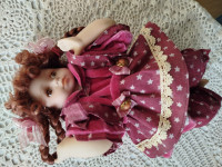 Porcelanasta punčka na ležišču, vel. 34 cm