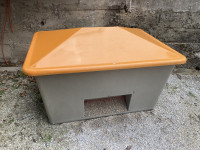 Posoda za pesek oz. sol za posipanje