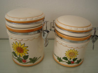 stari keramični posodi za kavo in sladkor