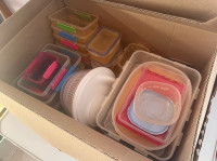 Rabljene plastične posode in sušilnik solate