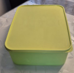 Svetlo zelena pravokotna posoda Tupperware