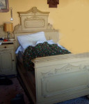 Masivno starinska postelja in nočna omarica