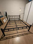 kovinska postelja črna nova