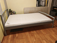 Kovinska postelja z letveni dnom in vzmetnica 140x200