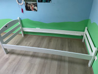 Lesena postelja 90x200, z letvenim dnom in vzmetnico