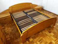Masivna postelja 160x200 cm, nočni omarici in predalnik