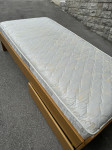 Masivna postelja s predalnikom + letvice + vzmetnica