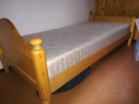 Masivna postelja z vzmetnico