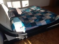 oblazinjen postelni okvir