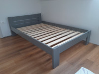 POSTELJA 120X200 MASIVNI NARAVNI LES BARVANA