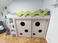 Postelja 90 x 200 z omaro in regalom + vzmetnica + letveno dno