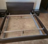 POSTELJNI OKVIR 180x200 +2NOCNI OMARICI TEMNO RJAVE BARVE