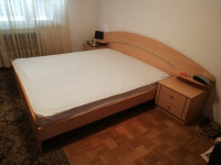 velika zakonska postelja z vzmetnico in omaricama