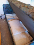 Zakonska postelja 200x180 cm s prostorom za posteljnino.