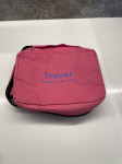 Prodam potovalno kozmeticno torbico v roza barvi