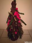 božična smreka iz lesa, z umetnimi okraski in vejami smreke