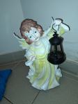 keramičen angelček s solarno lanterno, ki sveti, višina 42 cm