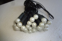 Lučke za smreko, če niso prižgane imajo biserno barvo