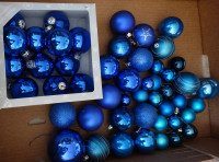 Obeski, bunkice za smreko v modri barvi, 34 + 11 koc