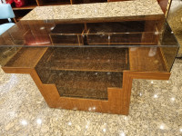 Prodajni predalnik iz stekla in marmorja