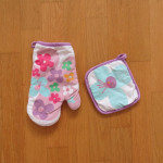 kuhinjska rokavica in prijemalka