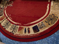 Rdeč tepih / preproga, ovalne oblike