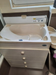 Previjalna miza (komoda) s kopalno kadjo CAM