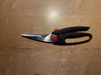 ŠKARJE ZA PIŠČANCA FISKARS, NERABLJENE