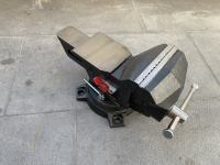 Vrtljiv primež z enostavnim vpenjanjanjem oglatih in okroglih kovin